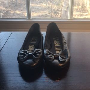 Black Sam and Libby flats with a bow at the top